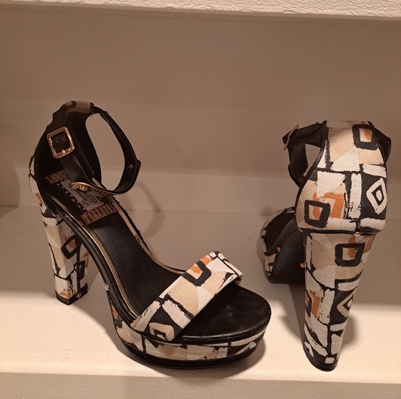 Ms. Mary Mac Blair hand designed platform sandals with gold plated ankle straps - Picture 4 of 11